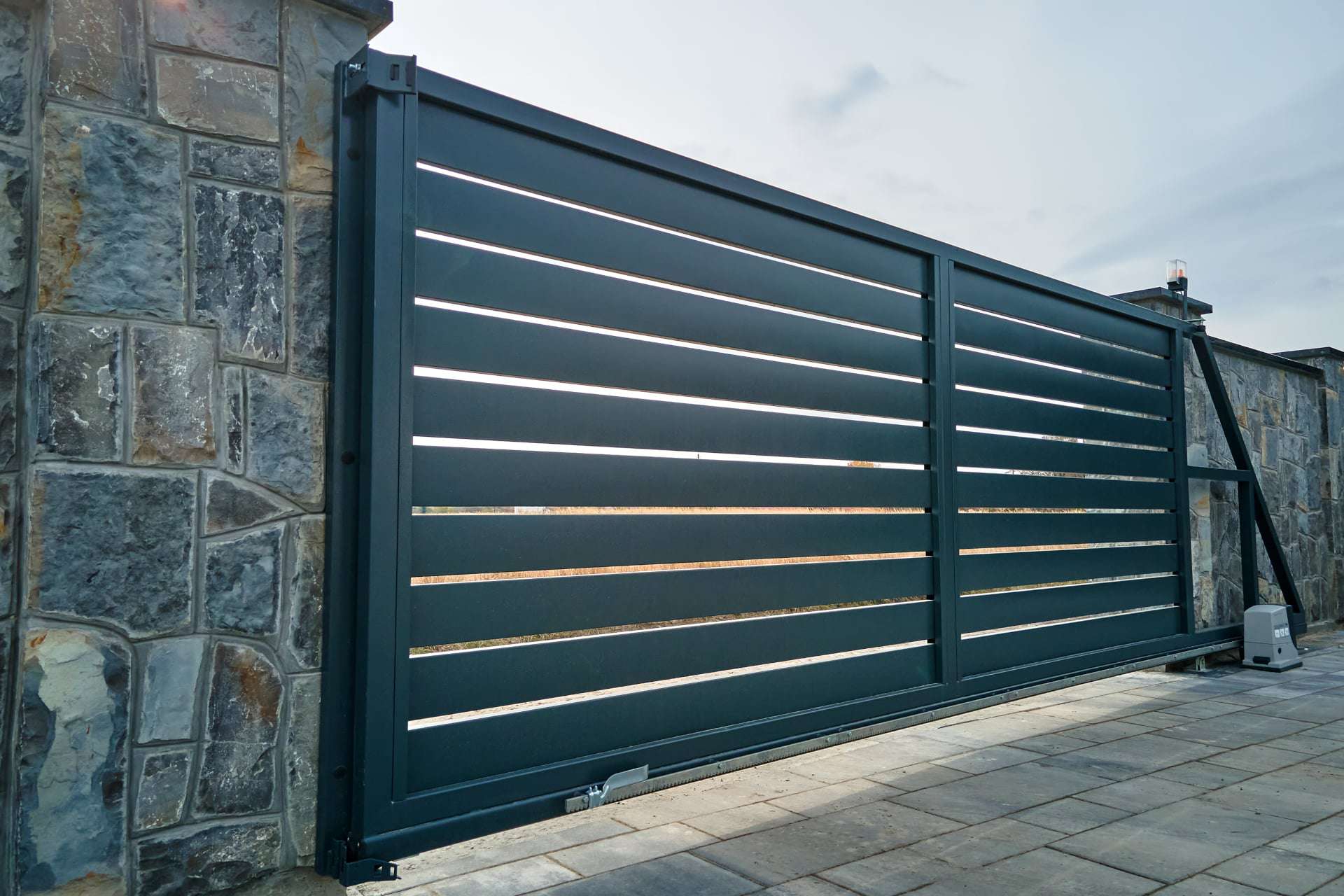 Large electric sliding gate