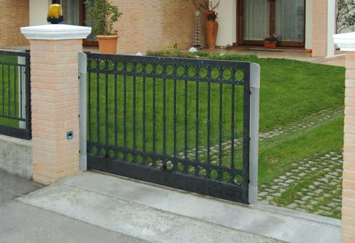 An electric sliding gate with safety edges