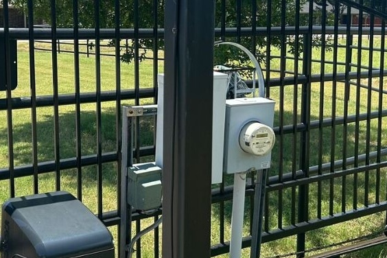 Power supply box and working for an automatic gate